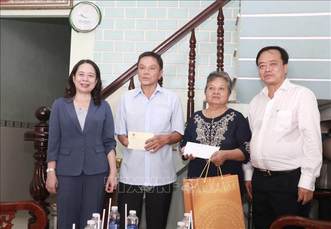 Phó Chủ tịch nước Võ Thị Ánh Xuân thăm, tặng quà gia đình thương binh Đặng Minh Thới. Ảnh: Huỳnh Anh - TTXVN